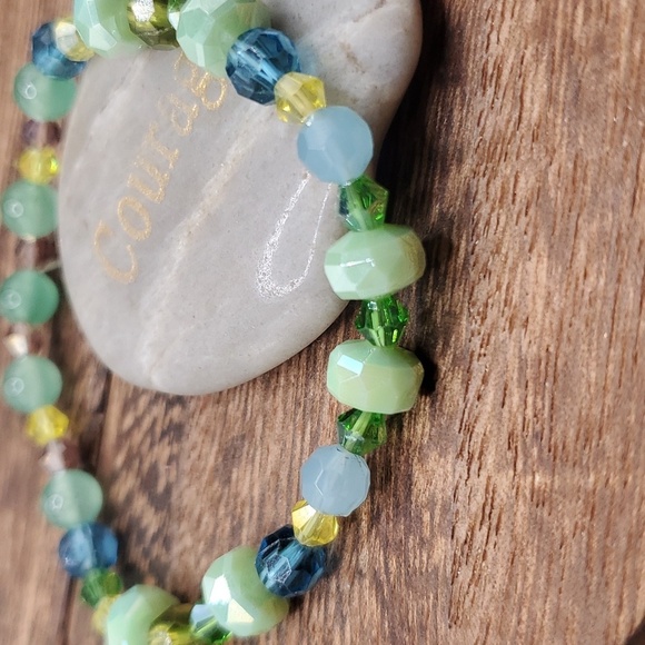 B3130 gorgeous green garden beaded bracelet - Picture 2 of 2